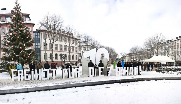 A group of human rights campaigners braved harsh weather conditions in the German city of Mainz on 18 December. Their sign reads "Freedom for the 7 Baha'is."