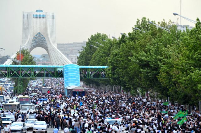 Green movement supporters protesting in the streets of Tehran, Iran on June 15, 2009 (Photo: Hamed Saber)